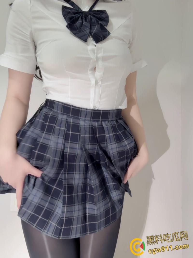 推特反差萝莉【梦中的梦】，清纯JK黑丝制服，掀衣脱丝露出白嫩美乳，白虎嫩穴骑乘扭臀自慰 ！-1