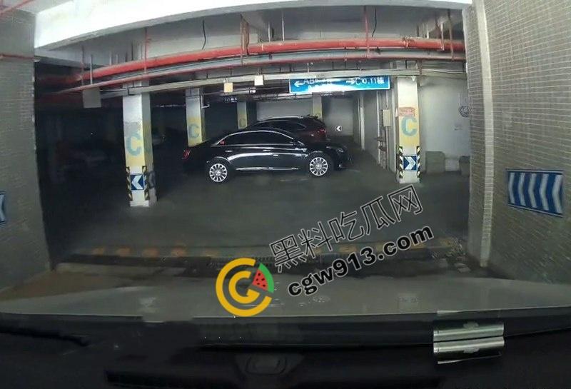 江苏盐城小区地下停车场惊现恐怖一幕，男子吊死引发居民恐慌，车主当场吓尿，瑟瑟发抖-1