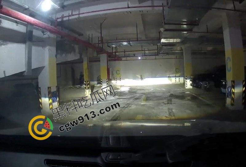 江苏盐城小区地下停车场惊现恐怖一幕，男子吊死引发居民恐慌，车主当场吓尿，瑟瑟发抖-2