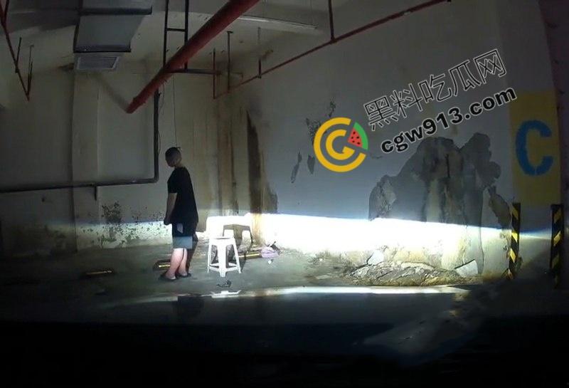 江苏盐城小区地下停车场惊现恐怖一幕，男子吊死引发居民恐慌，车主当场吓尿，瑟瑟发抖-4