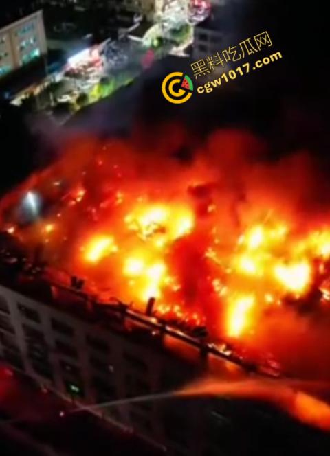 惠州博罗县服装厂夜晚突发惊天大火！火光冲天，浓烟滚滚，勇士们殊死搏斗灭火，祈祷平安归来！-3