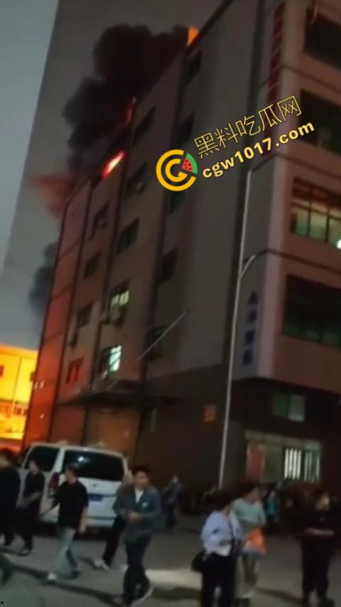 惠州博罗县服装厂夜晚突发惊天大火！火光冲天，浓烟滚滚，勇士们殊死搏斗灭火，祈祷平安归来！-8
