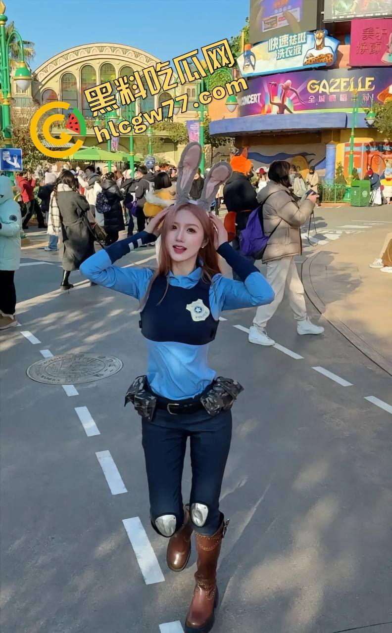 抖音纯情小仙女【焕儿】惊天黑料！厕所自慰被阿姨发现，小母狗本性暴露，粉丝心碎一地！-3