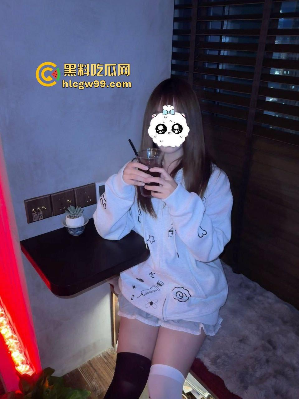 重庆巨乳小母狗『王晓希』独家视频曝光，跪地揉奶跳骚舞，脸穴同框疯狂自慰求主人大鸡巴！-2