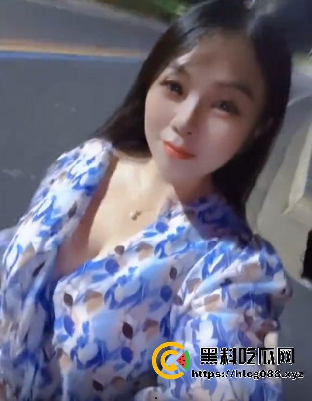 浙江少妇【影子buff】反差母狗私拍猛料炸街，2月最新定制片抖音卖得满地骚，加个好友私聊就甩微信开干！-10