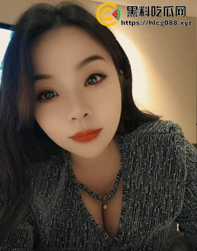 浙江少妇【影子buff】反差母狗私拍猛料炸街，2月最新定制片抖音卖得满地骚，加个好友私聊就甩微信开干！-14