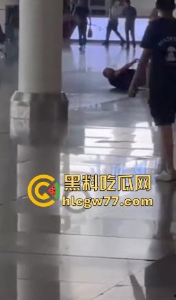 广州南站 一男子手持水果刀当众捅人 随后被乘警与多名乘客齐力制服 现场多视角视频曝光！-2