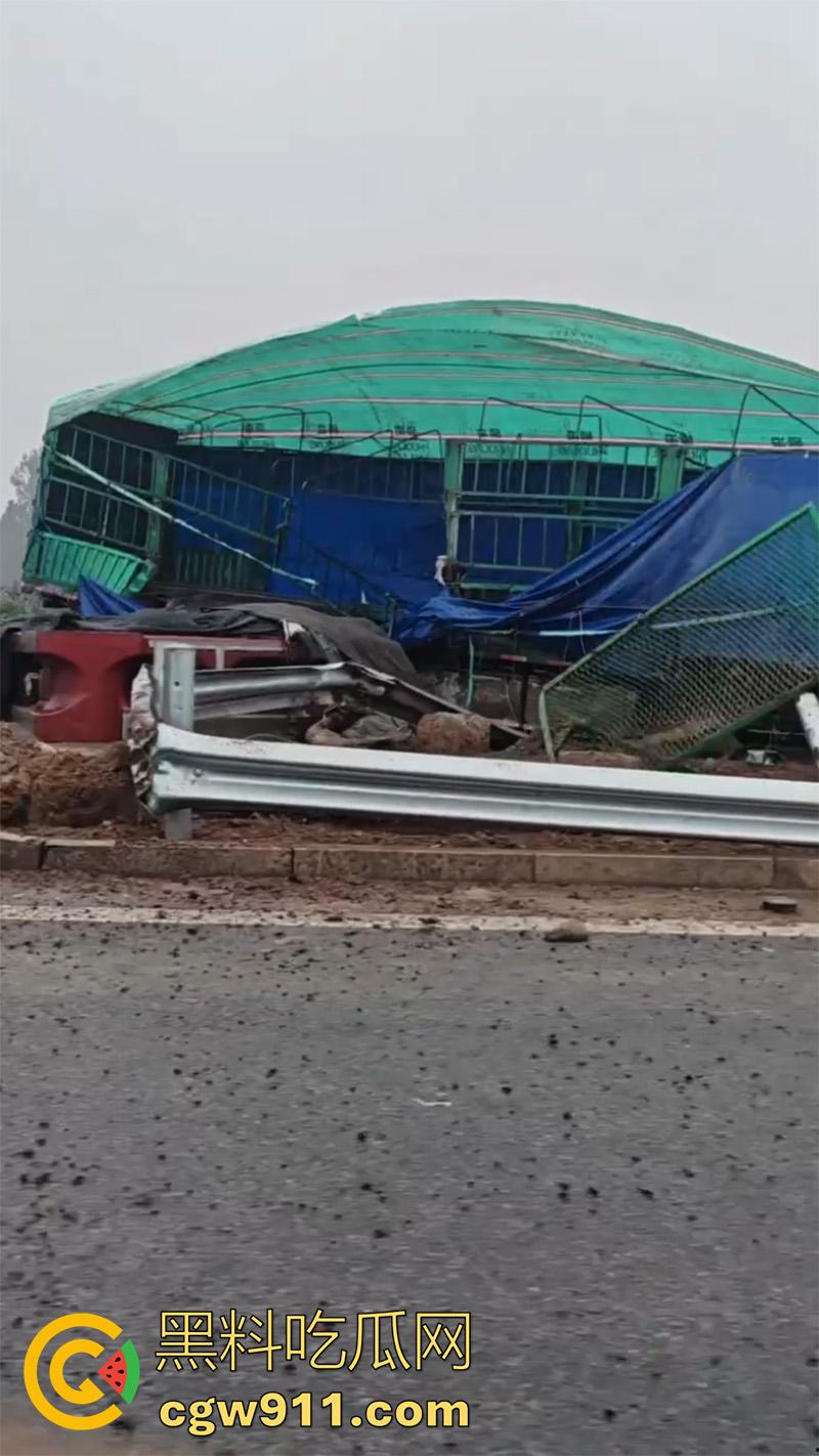 十一期间最惨烈车祸，G45大广高速河北威县路段，大货车与多辆小汽车，发生严重碰撞，油箱都爆了！-7