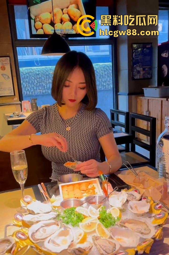 抖音巨乳肥臀反差网红坐拥97万粉丝【兔兔1104】线下约啪肥臀后入 揉奶抖臀 淫叫不断！-8