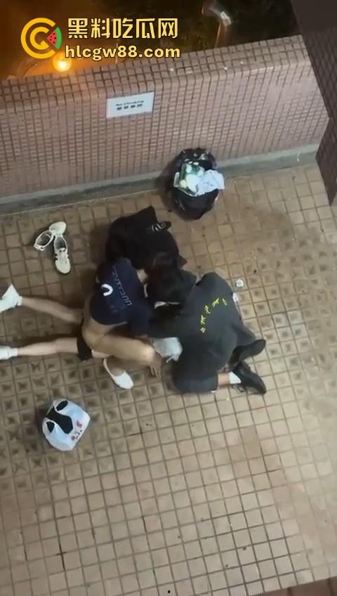 热门事件！香港屋苑平台3P野战偷拍！女孩被2男前后夹击操的热火朝天 跪地被猛插口爆刺激！-3