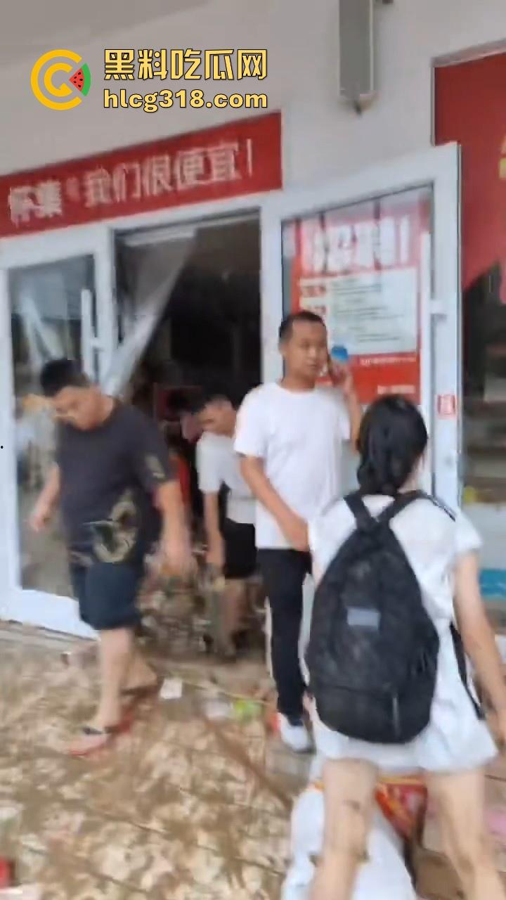 一场水灾,人性尽显!广东肇庆怀集水灾后,赵一鸣零食店遭到疯抢,竟然在广东看到0元购!-3