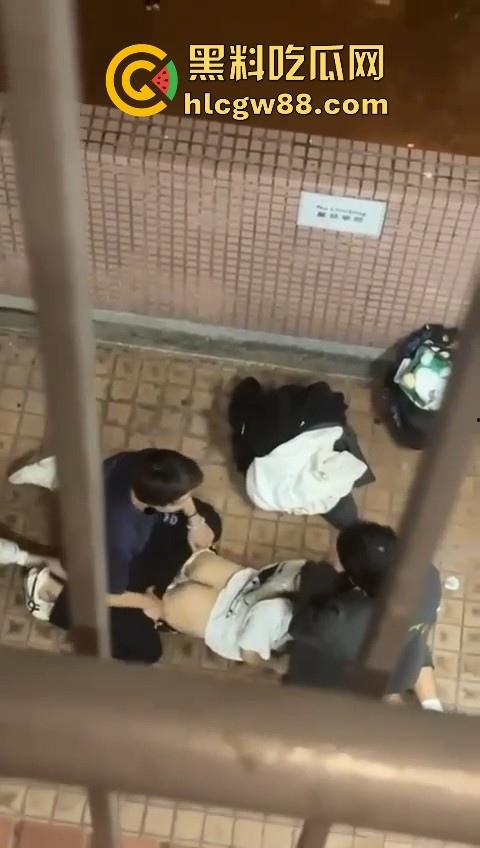 热门事件！香港屋苑平台3P野战偷拍！女孩被2男前后夹击操的热火朝天 跪地被猛插口爆刺激！-7