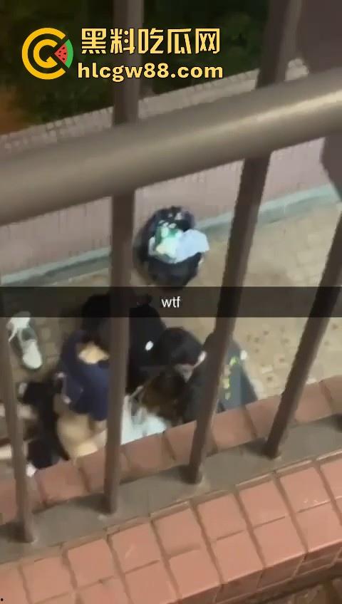 热门事件！香港屋苑平台3P野战偷拍！女孩被2男前后夹击操的热火朝天 跪地被猛插口爆刺激！-8