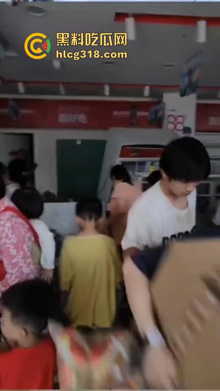 一场水灾,人性尽显!广东肇庆怀集水灾后,赵一鸣零食店遭到疯抢,竟然在广东看到0元购!-6