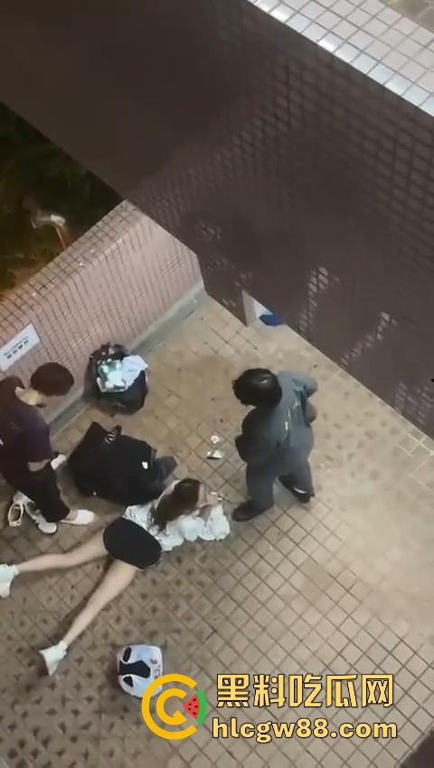 热门事件！香港屋苑平台3P野战偷拍！女孩被2男前后夹击操的热火朝天 跪地被猛插口爆刺激！-10