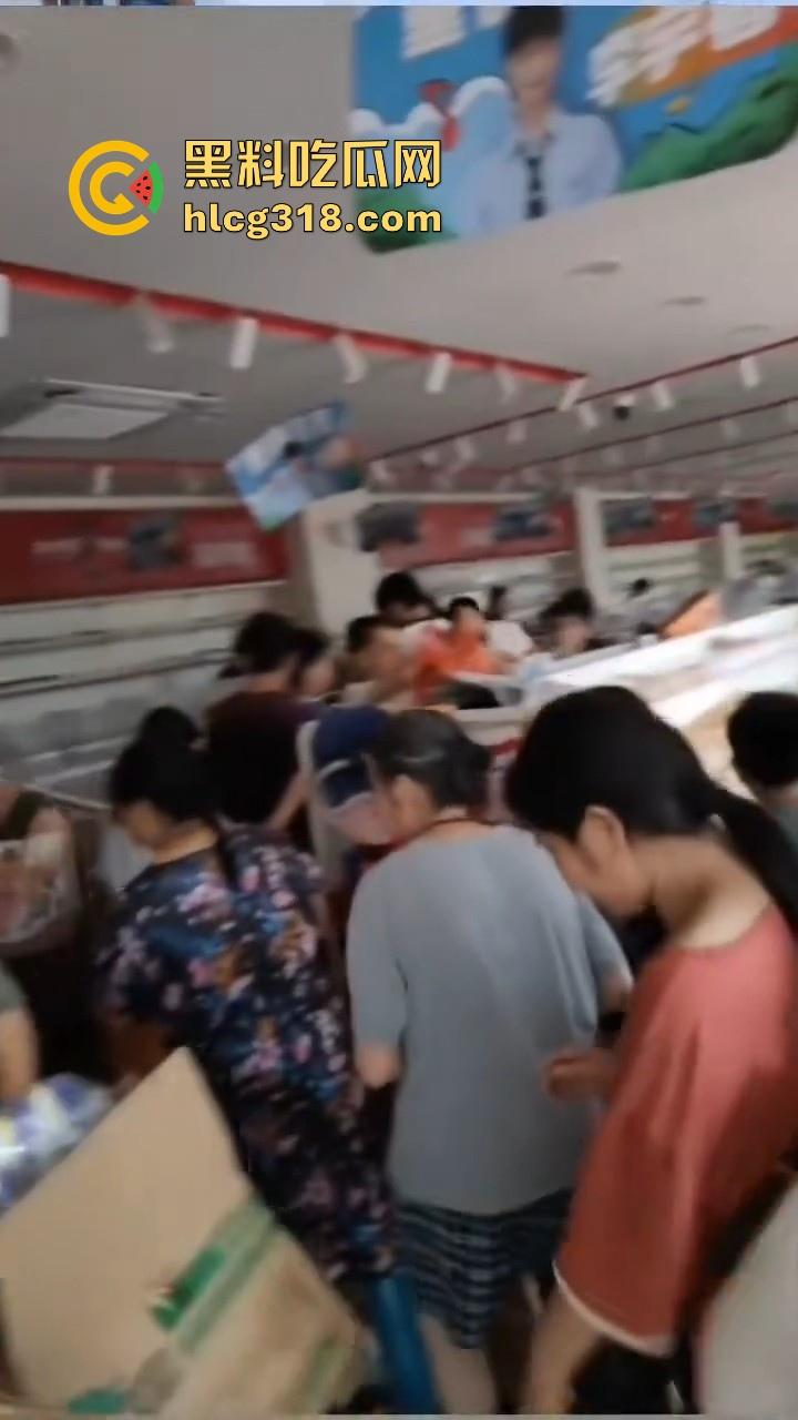 一场水灾,人性尽显!广东肇庆怀集水灾后,赵一鸣零食店遭到疯抢,竟然在广东看到0元购!-8