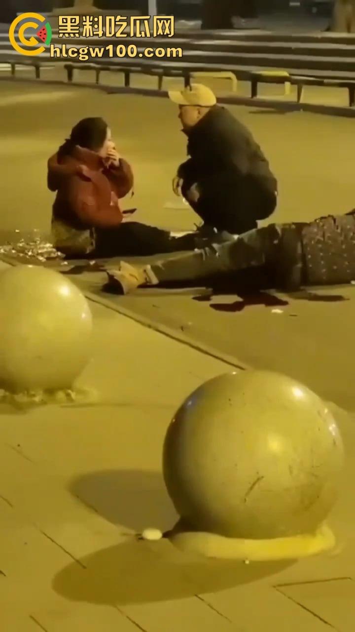 甘肃骚妇频繁出轨又约炮 原配老公当街抓奸怒杀奸夫 骚鸡终于知道怕了 当场吓尿！-4