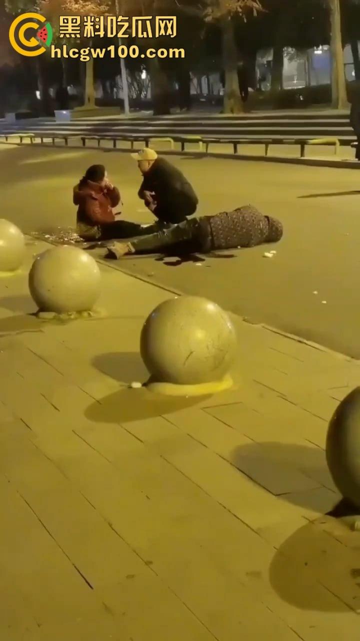 甘肃骚妇频繁出轨又约炮 原配老公当街抓奸怒杀奸夫 骚鸡终于知道怕了 当场吓尿！-7