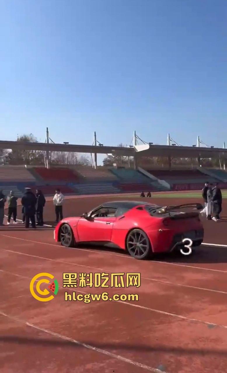 贵州遵义飙车哥路斯特霸气漂移进医药高等专科校园，操场草坪惨成赛车道，赔偿金额直接把人吓软！-2