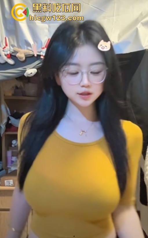 抖音极品网红【小肉怡】被渣男曝光性爱视频 微胖巨乳 眼镜反差 黑穴性瘾母狗主动上位骑乘 诱惑十足！-4