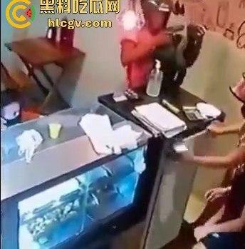 菲律宾夫妇餐厅武装抢劫，遇上下班警察！男子被当场击毙，抢劫计划瞬间翻车！-5