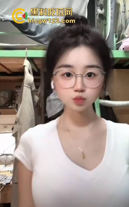 抖音极品网红【小肉怡】被渣男曝光性爱视频 微胖巨乳 眼镜反差 黑穴性瘾母狗主动上位骑乘 诱惑十足！-6