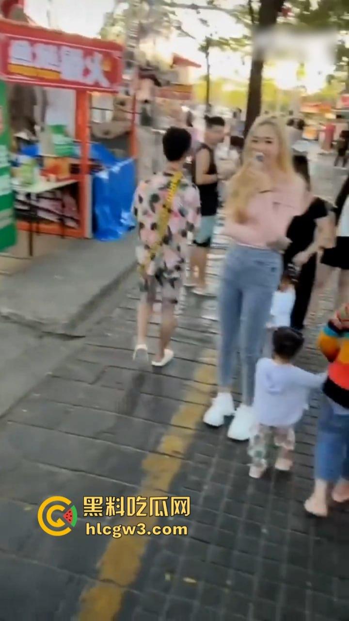 快手网红【祁天道】三亚户外直播 街边用竹签捅少女屁股 因诈骗入狱3年 出狱后毫无底线直播-15