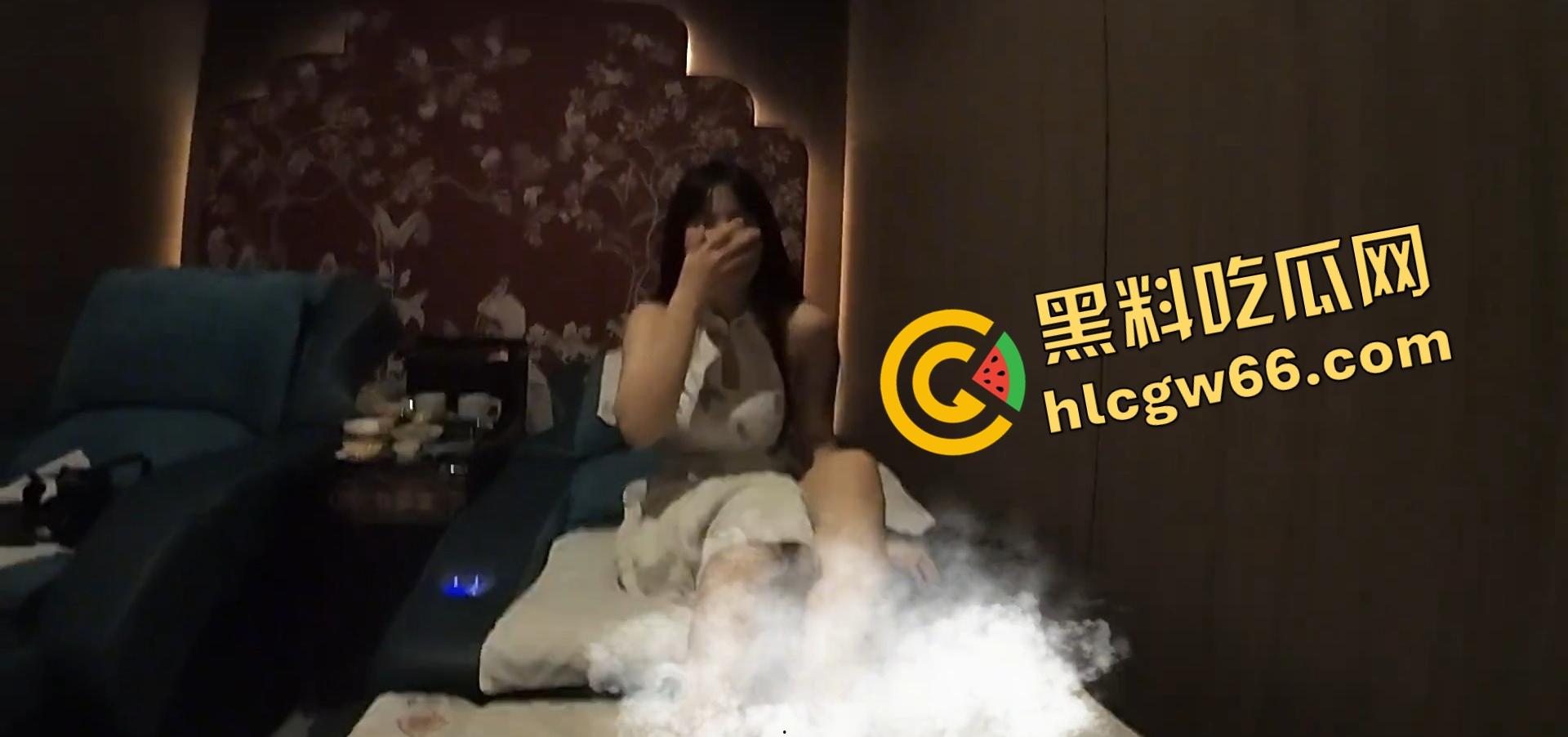 摄影师都不是人，别人花钱洗脚，他拍着拍着就把33号约了，白嫖不花钱还叫小宝贝！-12