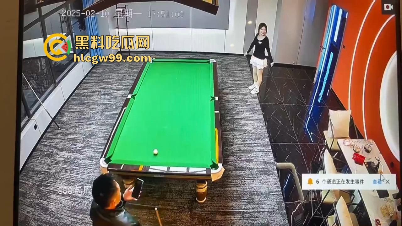 台球厅捉人大戏，老哥找助教练杆法被老婆堵个正着，开球还没完事老婆杀到，他逃她追，妹子吃瓜！-1