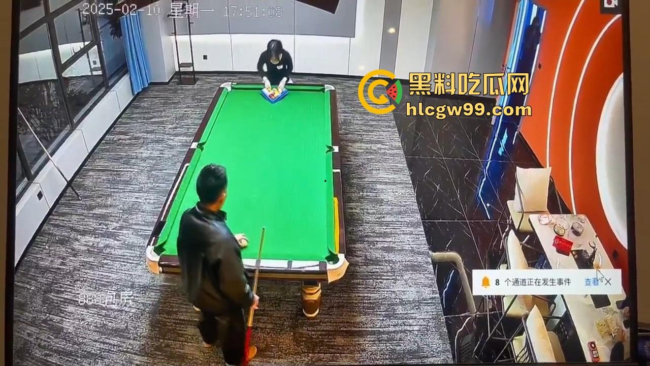台球厅捉人大戏，老哥找助教练杆法被老婆堵个正着，开球还没完事老婆杀到，他逃她追，妹子吃瓜！-2