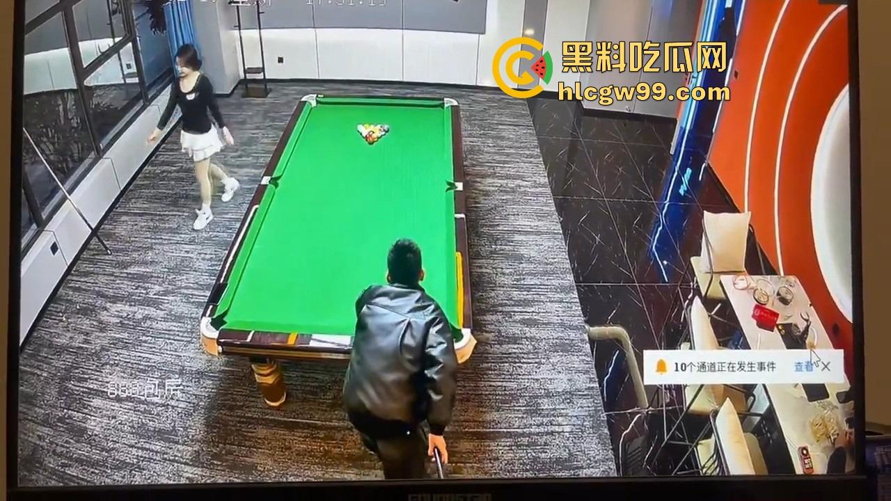 台球厅捉人大戏，老哥找助教练杆法被老婆堵个正着，开球还没完事老婆杀到，他逃她追，妹子吃瓜！-3