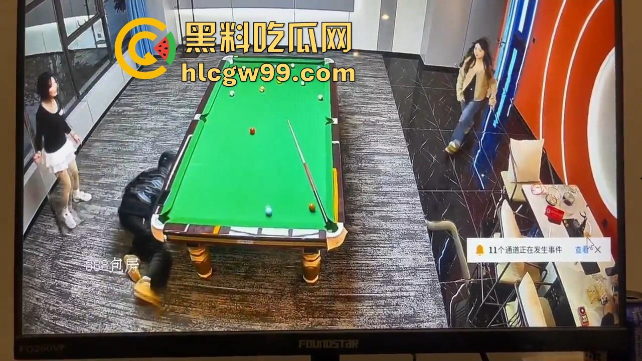 台球厅捉人大戏，老哥找助教练杆法被老婆堵个正着，开球还没完事老婆杀到，他逃她追，妹子吃瓜！-6
