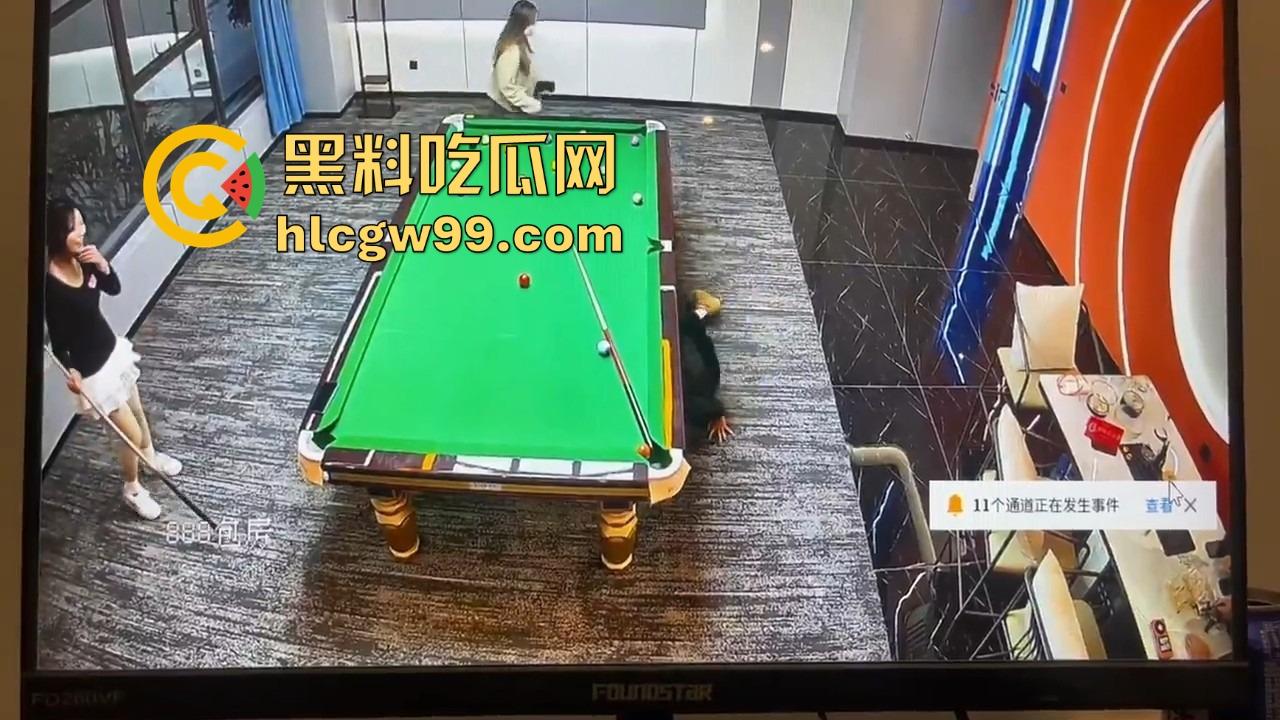 台球厅捉人大戏，老哥找助教练杆法被老婆堵个正着，开球还没完事老婆杀到，他逃她追，妹子吃瓜！-8