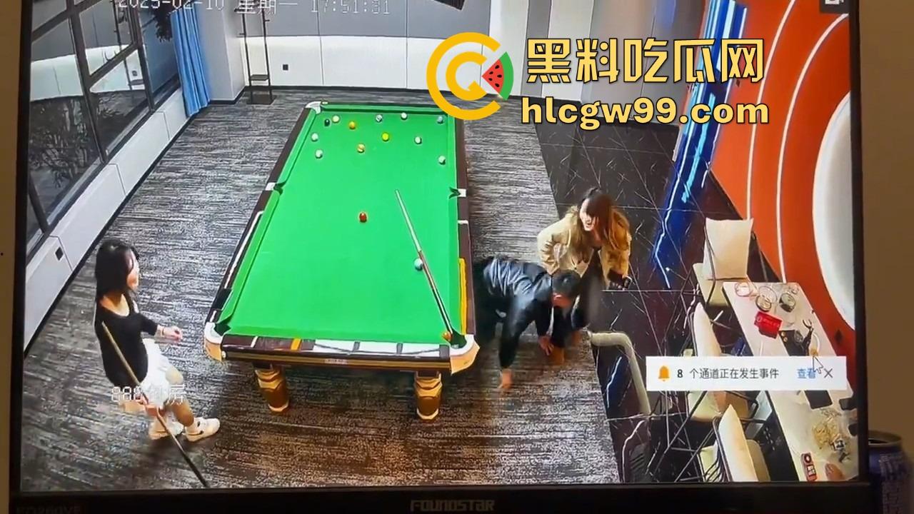 台球厅捉人大戏，老哥找助教练杆法被老婆堵个正着，开球还没完事老婆杀到，他逃她追，妹子吃瓜！-10