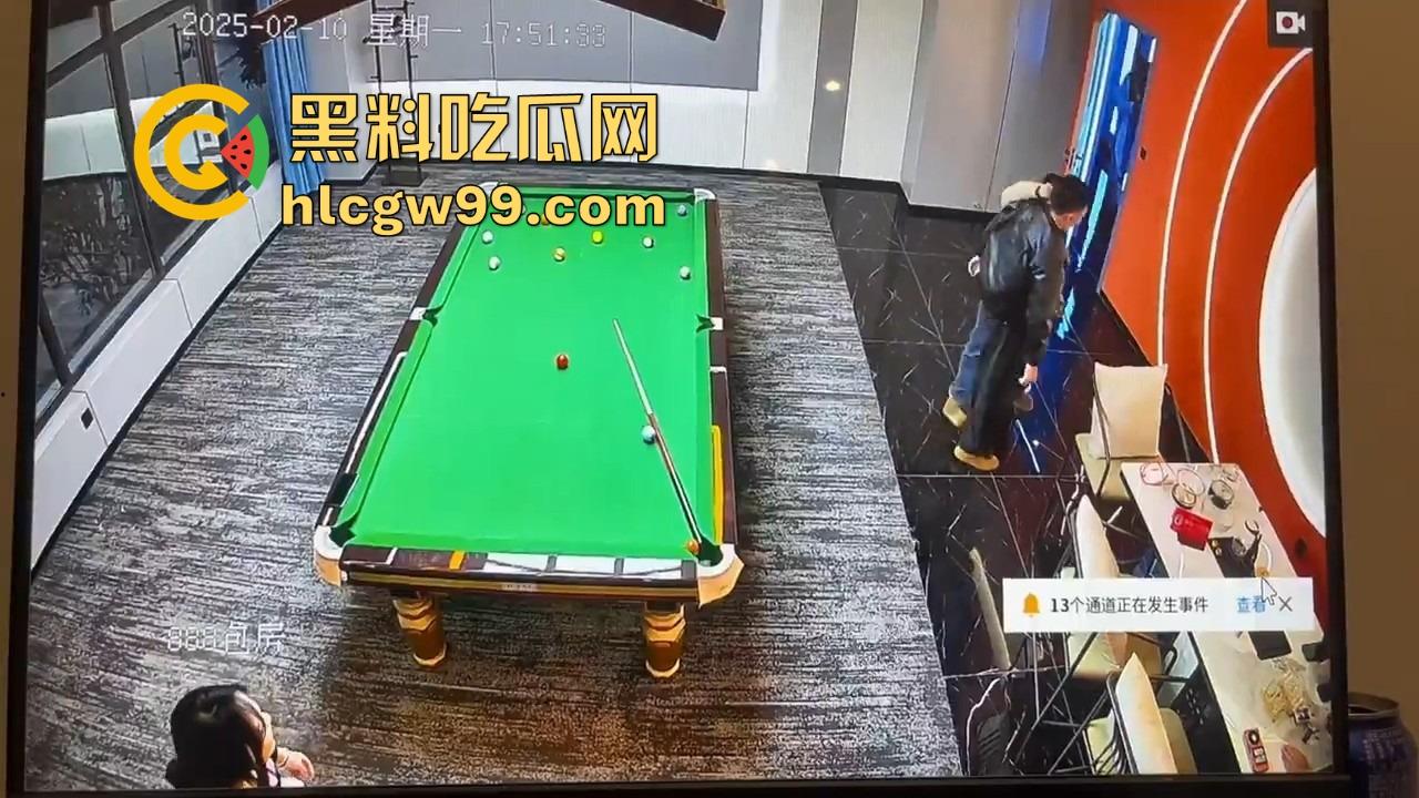 台球厅捉人大戏，老哥找助教练杆法被老婆堵个正着，开球还没完事老婆杀到，他逃她追，妹子吃瓜！-11