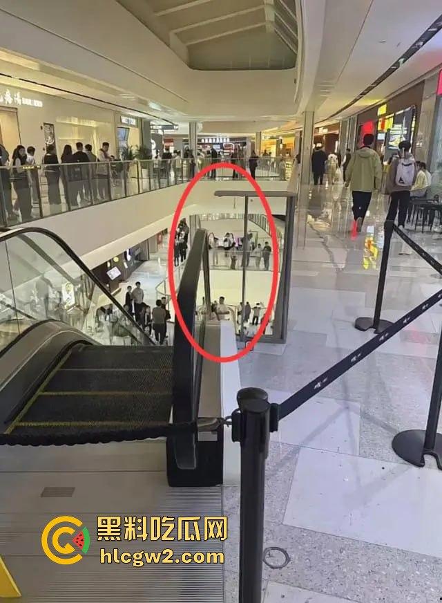 济宁新开商场小女孩从四楼坠落，不幸离世，疑因电梯事故酿成悲剧！-11