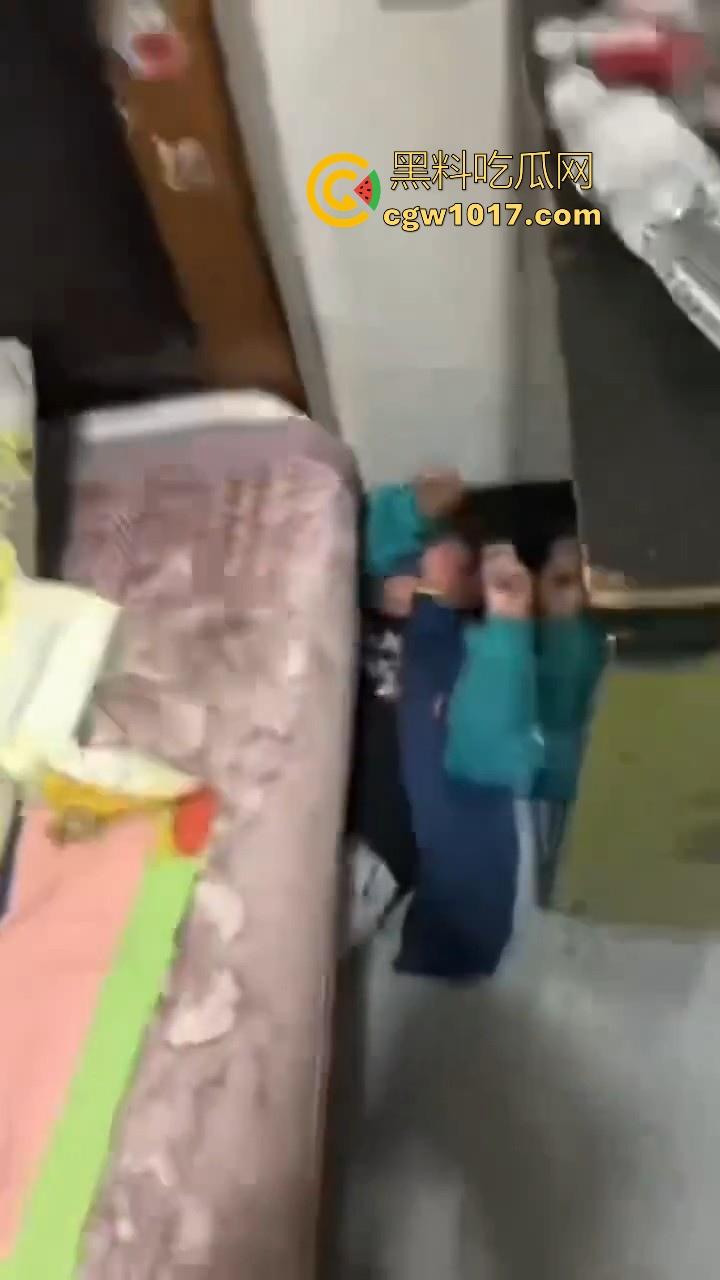 又见教育狂魔上线，作业没写完被打进狗笼？虎爸摇身一变成畜生爸，全网怒骂还在狡辩为你好！-3