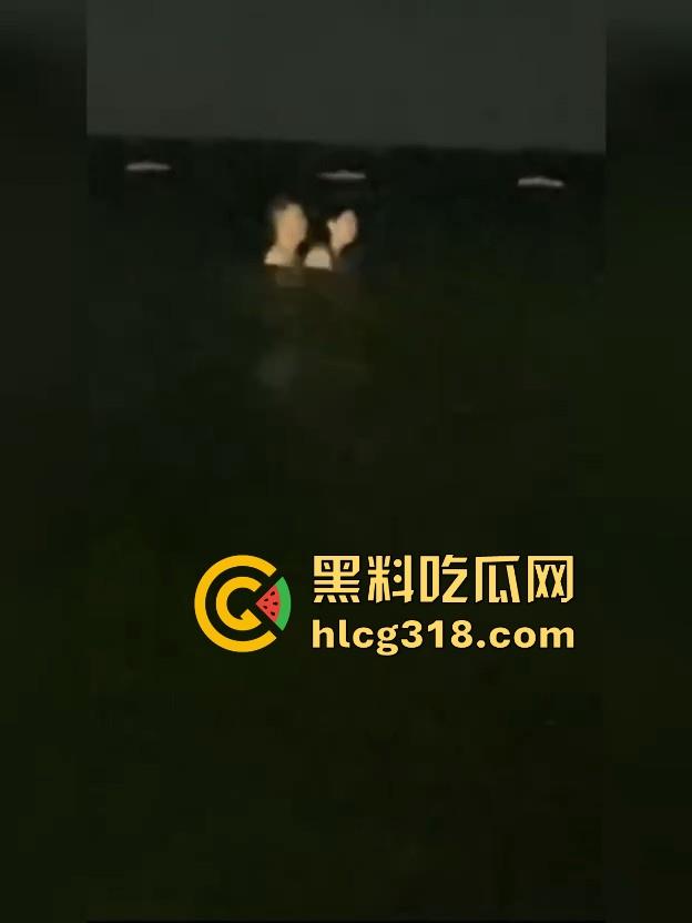 认真做爱无惧环境！携极品苗条情人深夜海边做爱 专注的人在哪都能日逼！-3