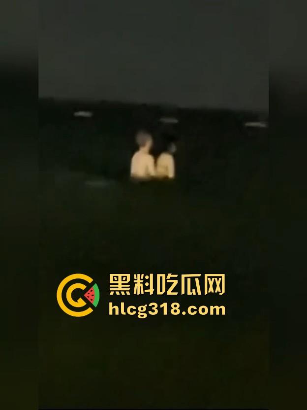 认真做爱无惧环境！携极品苗条情人深夜海边做爱 专注的人在哪都能日逼！-5