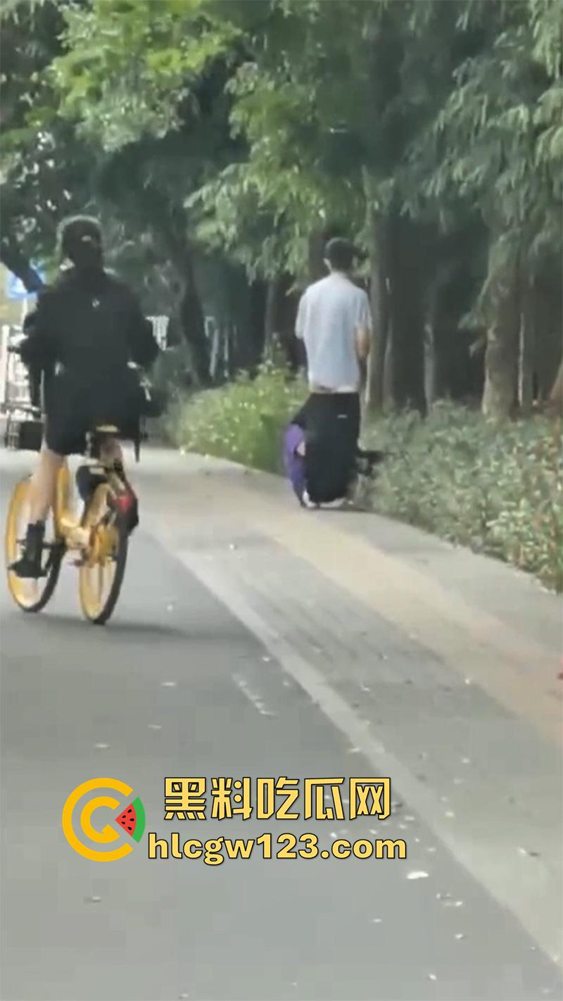 浙江情侣街边做爱，无视行人当街啪啪，还有一男子直接就站旁边看，玩的真够大胆的！-3