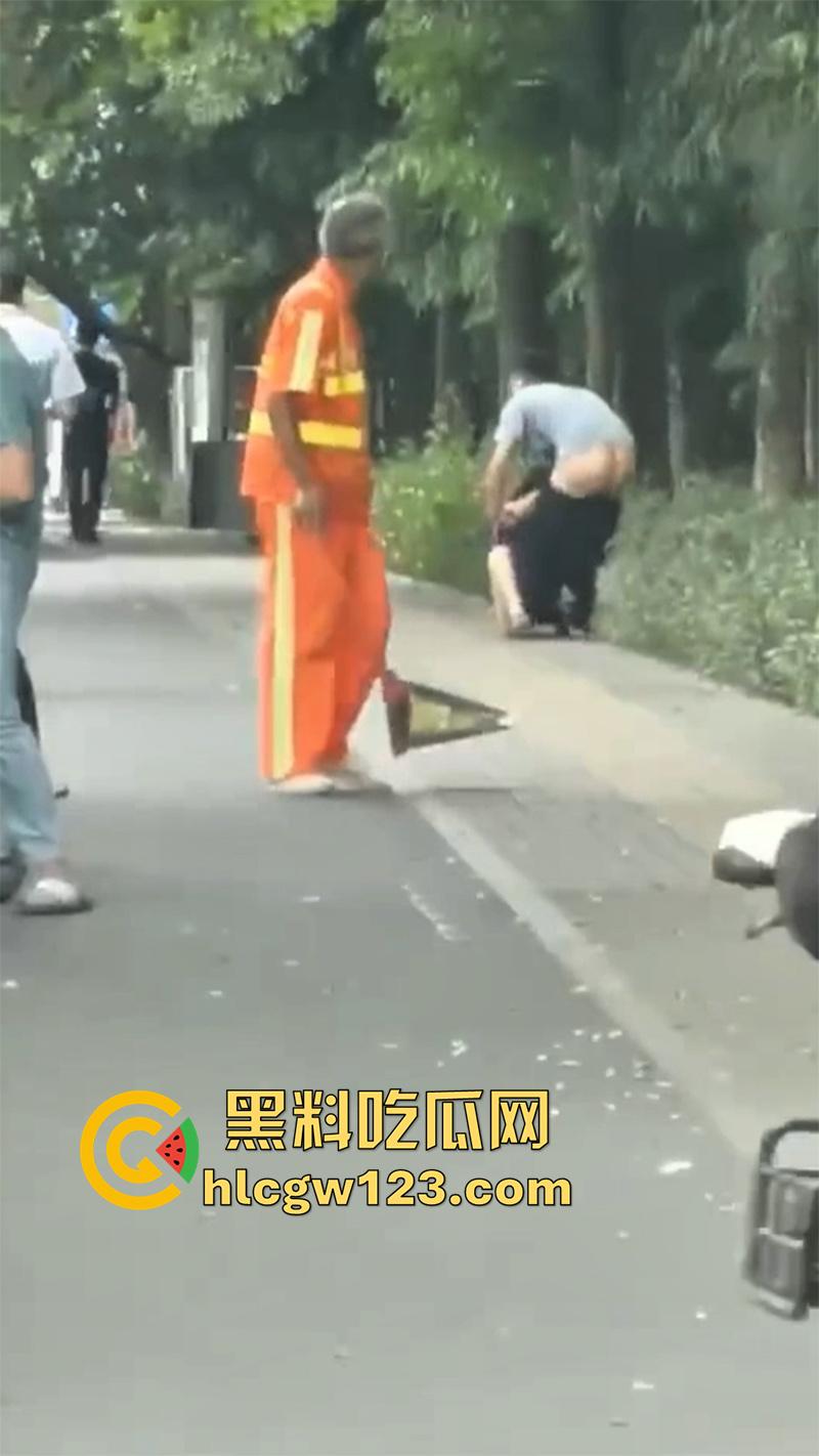 浙江情侣街边做爱，无视行人当街啪啪，还有一男子直接就站旁边看，玩的真够大胆的！-4