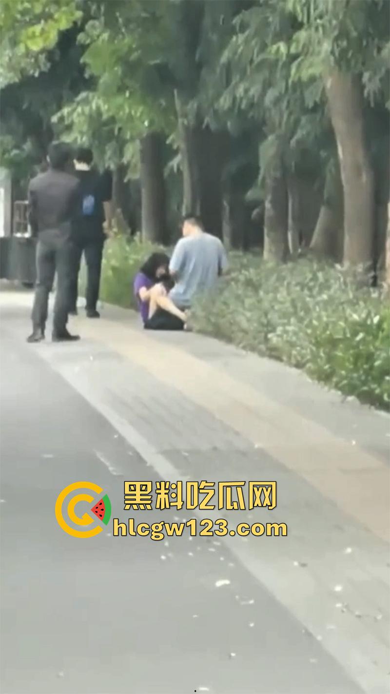 浙江情侣街边做爱，无视行人当街啪啪，还有一男子直接就站旁边看，玩的真够大胆的！-7