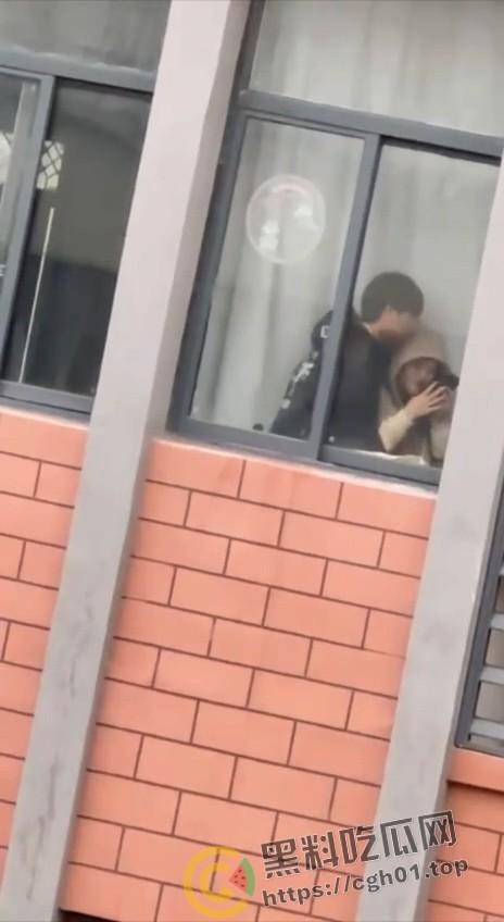 大学生版掩耳盗铃！教室内拉上窗帘打炮 外面的人看的一清二楚 整栋楼为其冲刺加油-3