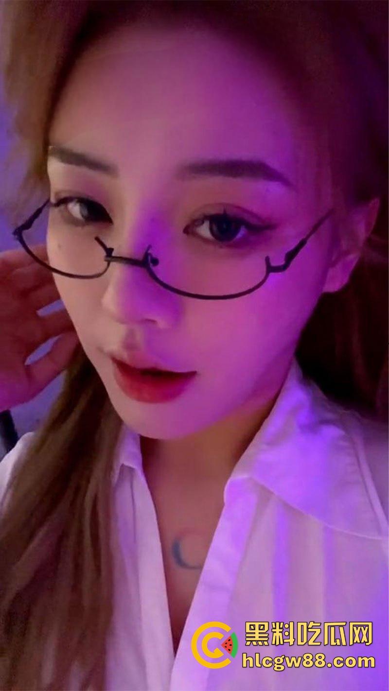 抖音极品网红【DJ美羊羊】公交车精盆名不虚传，被金主暴力抽插口交，舔完大鸡巴再被中出！-2