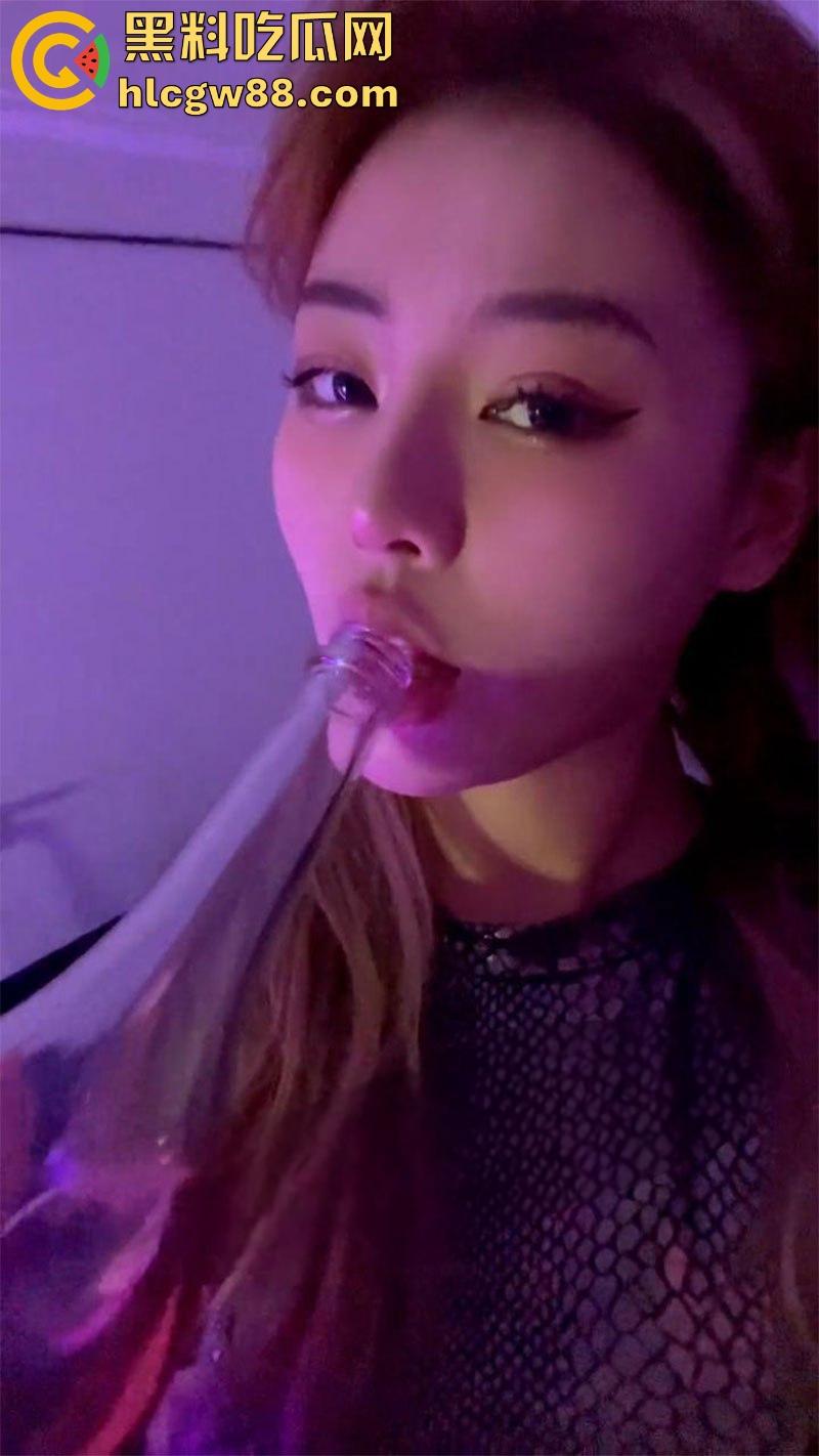 抖音极品网红【DJ美羊羊】公交车精盆名不虚传，被金主暴力抽插口交，舔完大鸡巴再被中出！-3