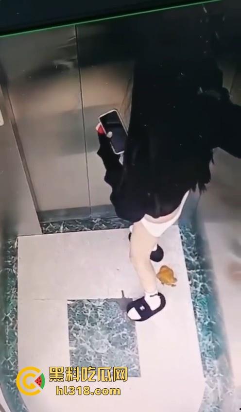 河南驻马店抖音网名【瑶.】妙龄女子当众在电梯拉屎，女子在无视监控，拉完随后淡定离开！-6