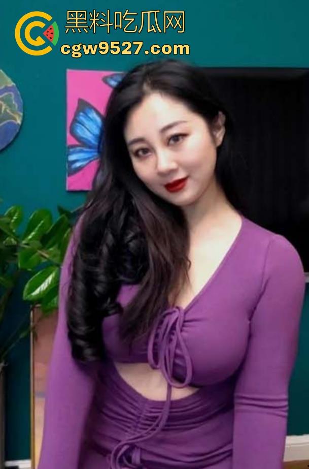 巨乳妈妈给懵懂儿子科普性知识，亲自上手示范，显出骚穴给儿子操，长达半小时的爆操，几把都痛了！-1