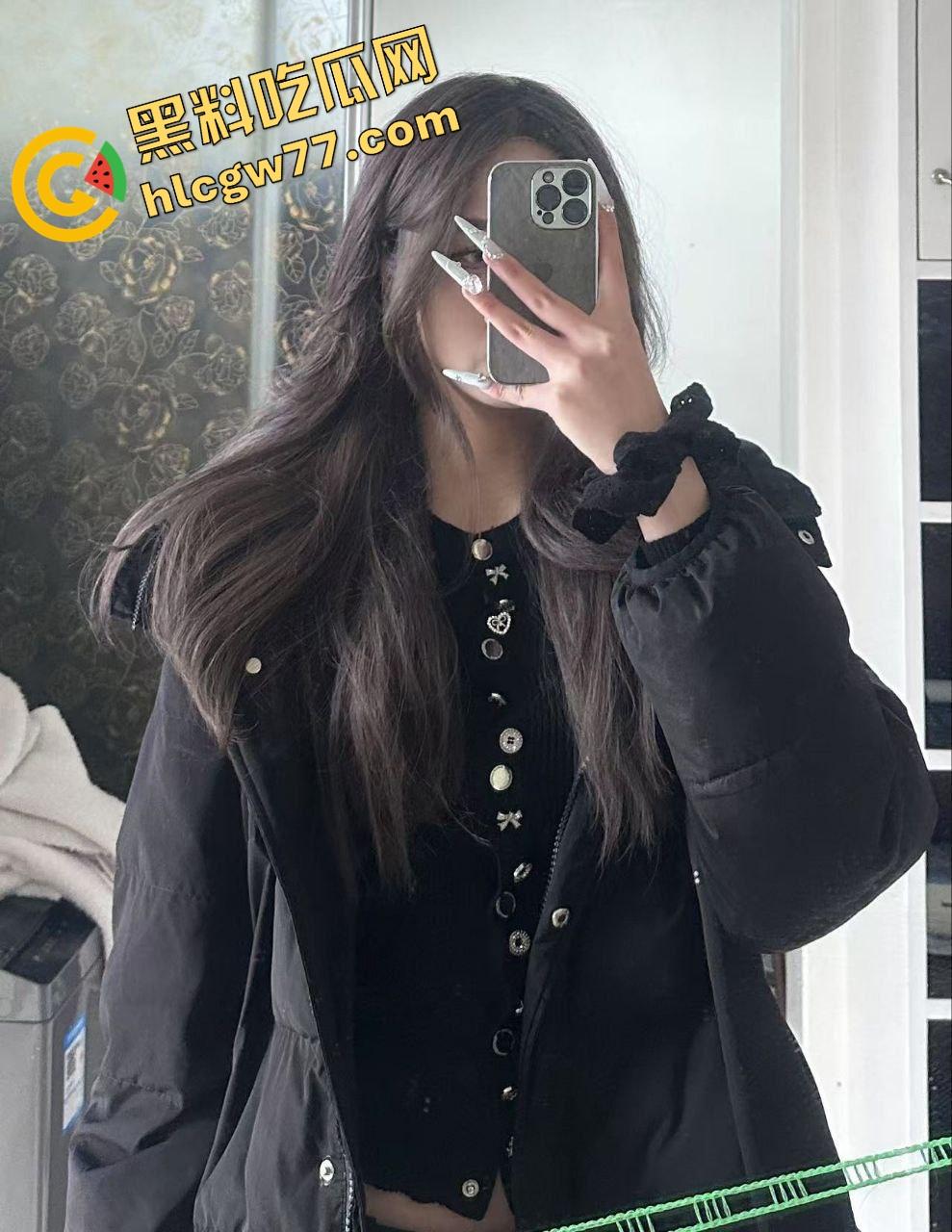 内蒙古赤峰空姐【王雪】婚内被包养，人妻身份挡不住浪逼本性，每次小哥出差就提前开房爽操一炮！-2