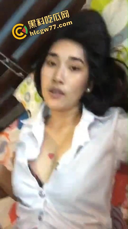 内蒙古赤峰空姐【王雪】婚内被包养，人妻身份挡不住浪逼本性，每次小哥出差就提前开房爽操一炮！-5