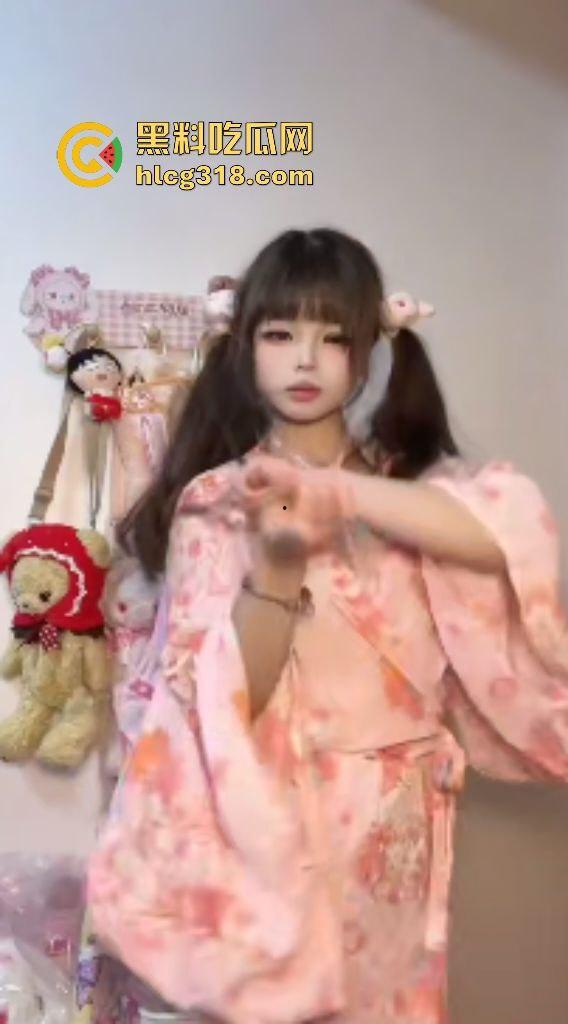 高颜值少女【良心不痛痛小瑜酱】趁爸妈睡着在家自慰!逼里放着假阴茎喷水,翻白眼假装吃鸡巴!-1